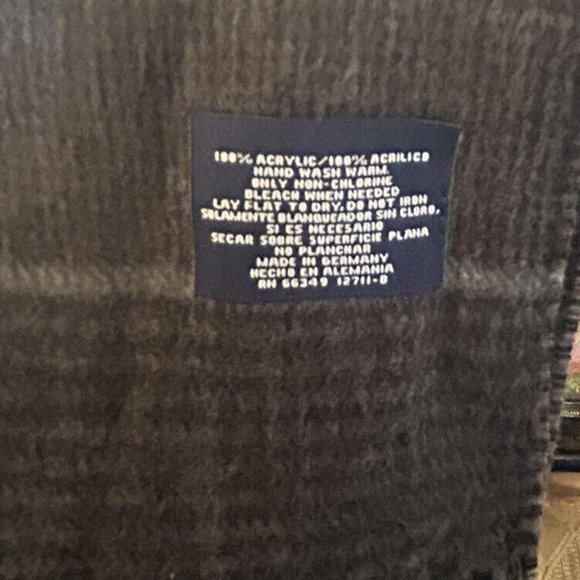 J.C. Penney Beautiful Gray Plaid 💯 % Acrylic Scarf Hand Wash Only - Picture 4 of 4